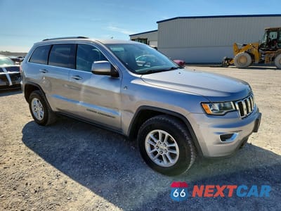 Czwarte zdjęcie samochodu z boku: 2019 JEEP GRAND CHEROKEE LAREDO VIN:1C4RJFAG6KC606844 - miniatura