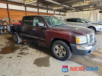 Czwarte zdjęcie samochodu z boku: 2005 DODGE DAKOTA QUAD SLT VIN:1D7HW48K25S194367 - miniatura