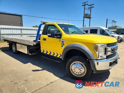 Czwarte zdjęcie samochodu z boku: 2019 FORD F550 SUPER DUTY VIN:1FDUF5GY2KDA01683 - miniatura
