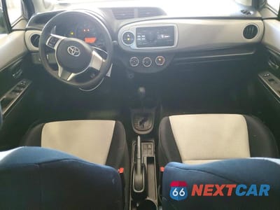 Zdjęcie 8 z 13 samochodu: 2013 TOYOTA YARIS VIN:JTDKTUD37DD551309 - miniatura