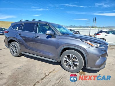 Czwarte zdjęcie samochodu z boku: 2020 TOYOTA HIGHLANDER XLE VIN:5TDGZRAH9LS021461 - miniatura