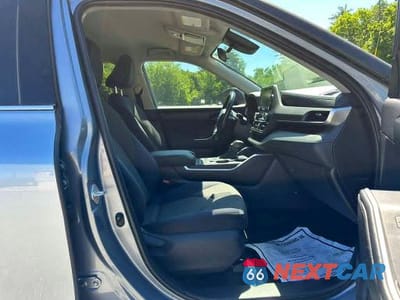 Zdjęcie 8 z 10 samochodu: 2020 TOYOTA HIGHLANDER LE VIN:5TDZZRAH1LS010303 - miniatura