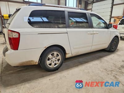 Trzecie zdjęcie samochodu z tyłu: 2010 KIA SEDONA LX VIN:KNDMG4C36A6339399 - miniatura