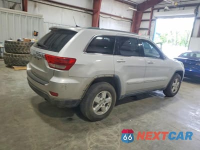 Trzecie zdjęcie samochodu z tyłu: 2011 JEEP GRAND CHEROKEE LAREDO VIN:1J4RR4GG4BC600524 - miniatura