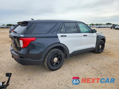 Trzecie zdjęcie samochodu z tyłu: 2024 FORD EXPLORER POLICE INTERCEPTOR VIN:1FM5K8AB0RGA71522 - miniatura