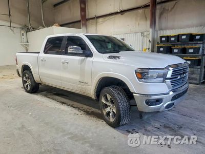 Czwarte zdjęcie samochodu z boku: 2019 RAM 1500 LARAMIE VIN:1C6SRFJT0KN703749 - miniatura