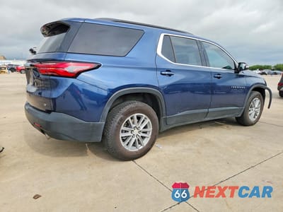Trzecie zdjęcie samochodu z tyłu: 2022 CHEVROLET TRAVERSE LT VIN:1GNERHKW2NJ132164 - miniatura