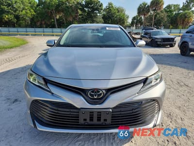 Piąte zdjęcie samochodu w środku: 2019 TOYOTA CAMRY LE VIN:4T1B11HK1KU232566 - miniatura
