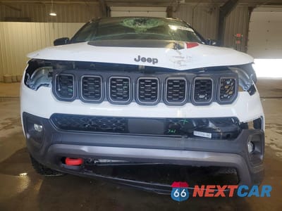Piąte zdjęcie samochodu w środku: 2025 JEEP COMPASS TRAILHAWK VIN:3C4NJDDN1ST583894 - miniatura