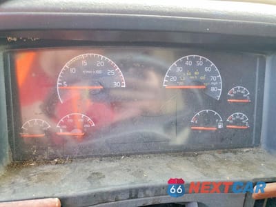 Zdjęcie 8 z 10 samochodu: 2007 VOLVO VNM SEMI TRUCK VIN:4V4MC9GH57N460779 - miniatura