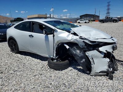 Czwarte zdjęcie samochodu z boku: 2025 TOYOTA PRIUS NIGHTSHADE VIN:JTDACAAU4S3052199 - miniatura