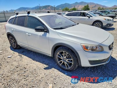 Czwarte zdjęcie samochodu z boku: 2016 VOLVO V60 CROSS COUNTRY PREMIER VIN:YV4612HK7G1003343 - miniatura