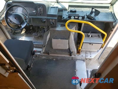 Zdjęcie 8 z 12 samochodu: 2000 FORD F-59 VIN:1FCJE39L4YHA52569 - miniatura