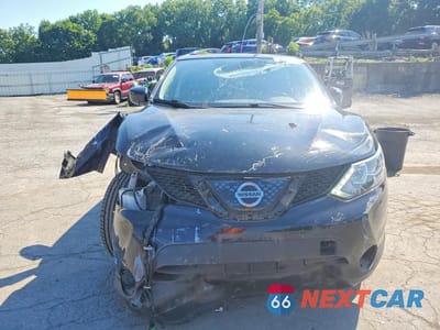 Piąte zdjęcie samochodu w środku: 2018 NISSAN ROGUE SPORT S VIN:JN1BJ1CR9JW268682 - miniatura