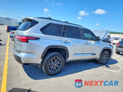 Trzecie zdjęcie samochodu z tyłu: 2025 TOYOTA SEQUOIA PLATINUM VIN:7SVAAABA9SX054507 - miniatura