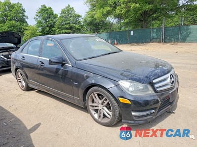 Czwarte zdjęcie samochodu z boku: 2012 MERCEDES-BENZ C 250 VIN:WDDGF4HBXCA622829 - miniatura