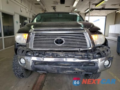 Piąte zdjęcie samochodu w środku: 2011 TOYOTA TUNDRA CREWMAX LIMITED VIN:5TFHY5F1XBX167436 - miniatura
