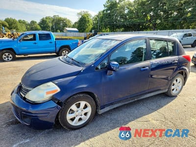 2009 NISSAN VERSA 1.8 S 3N1BC13E49L352885 - główne zdjęcie licytacji z USA - miniatura
