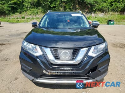 Piąte zdjęcie samochodu w środku: 2017 NISSAN ROGUE SV VIN:5N1AT2MV0HC860497 - miniatura