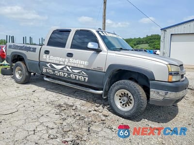 Czwarte zdjęcie samochodu z boku: 2004 CHEVROLET SILVERADO K2500 HEAVY DUTY VIN:1GCHK232X4F191158 - miniatura