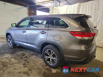 Drugie zdjęcie samochodu z przodu: 2019 TOYOTA HIGHLANDER LE VIN:5TDBZRFH6KS704994 - miniatura