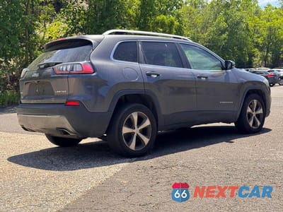 Czwarte zdjęcie samochodu z boku: 2019 JEEP CHEROKEE LIMITED VIN:1C4PJMDX4KD118316 - miniatura