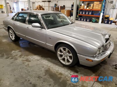Czwarte zdjęcie samochodu z boku: 2000 JAGUAR XJR VIN:SAJDA15B8YMF03038 - miniatura