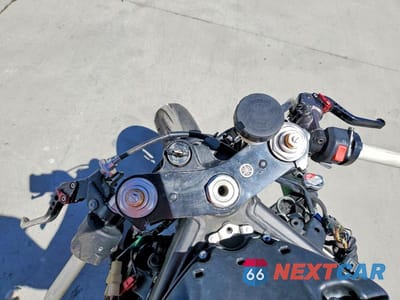 Zdjęcie 7 z 10 samochodu: 2006 YAMAHA YZFR6 L VIN:JYARJ12E76A002426 - miniatura