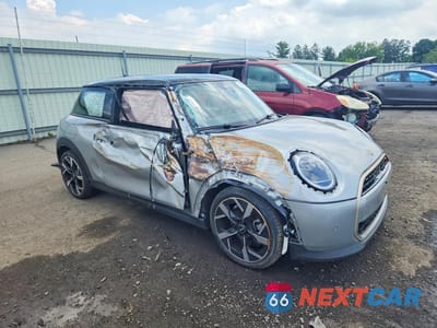 Czwarte zdjęcie samochodu z boku: 2025 MINI COOPER S VIN:WMW23GD0XS2W25559 - miniatura