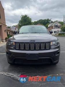 Piąte zdjęcie samochodu w środku: 2018 JEEP GRAND CHEROKEE LAREDO VIN:1C4RJFAG4JC147876 - miniatura