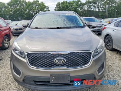 Piąte zdjęcie samochodu w środku: 2018 KIA SORENTO LX VIN:5XYPG4A33JG423905 - miniatura