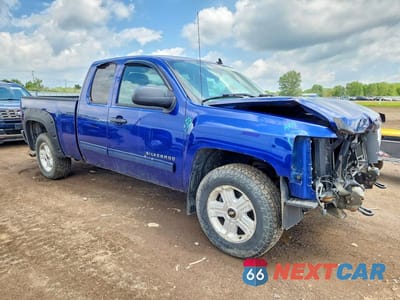 Czwarte zdjęcie samochodu z boku: 2013 CHEVROLET SILVERADO K1500 LT VIN:1GCRKSE73DZ198562 - miniatura