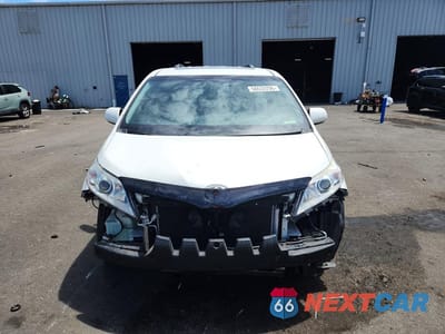 Piąte zdjęcie samochodu w środku: 2017 TOYOTA SIENNA XLE 8-PASSENGER VIN:5TDYZ3DC1HS896381 - miniatura