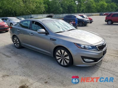 Czwarte zdjęcie samochodu z boku: 2012 KIA OPTIMA SX VIN:5XXGR4A60CG009749 - miniatura