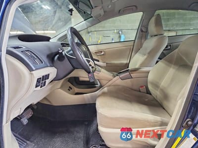 Zdjęcie 7 z 12 samochodu: 2014 TOYOTA PRIUS TWO VIN:JTDKN3DU1E1752140 - miniatura