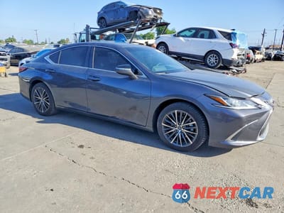 Czwarte zdjęcie samochodu z boku: 2023 LEXUS ES 300H BASE VIN:58ADA1C1XPU030526 - miniatura