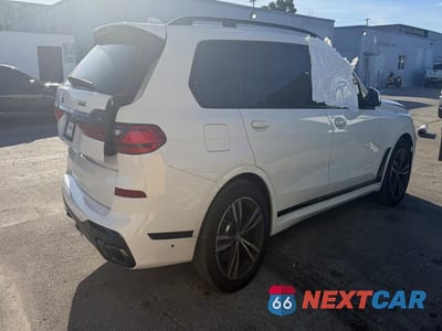 Czwarte zdjęcie samochodu z boku: 2022 BMW X7 XDRIVE50I VIN:5UXCX6C08N9K31043 - miniatura