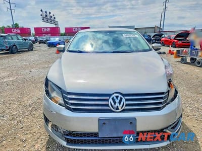 Piąte zdjęcie samochodu w środku: 2013 VOLKSWAGEN PASSAT S VIN:1VWAP7A38DC043519 - miniatura