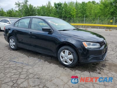 Czwarte zdjęcie samochodu z boku: 2014 VOLKSWAGEN JETTA BASE VIN:3VW2K7AJXEM319569 - miniatura