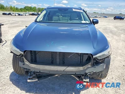 Piąte zdjęcie samochodu w środku: 2021 VOLVO XC60 T5 MOMENTUM VIN:YV4102RK2M1834871 - miniatura
