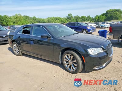 Czwarte zdjęcie samochodu z boku: 2017 CHRYSLER 300 LIMITED VIN:2C3CCARGXHH585854 - miniatura