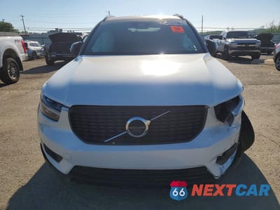 Piąte zdjęcie samochodu w środku: 2021 VOLVO XC40 T5 R-DESIGN VIN:YV4162UM5M2612682 - miniatura