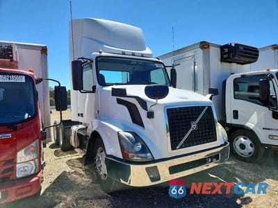 2017 VOLVO VNL SEMI TRUCK 4V4NC9EG3HN992158 - główne zdjęcie licytacji z USA - miniatura