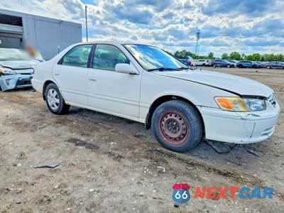Czwarte zdjęcie samochodu z boku: 2001 TOYOTA CAMRY LE VIN:JT2BG28K010601635 - miniatura
