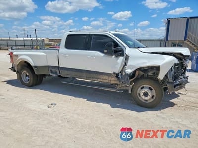 Czwarte zdjęcie samochodu z boku: 2024 FORD F350 SUPER DUTY VIN:1FT8W3DM5REE03374 - miniatura