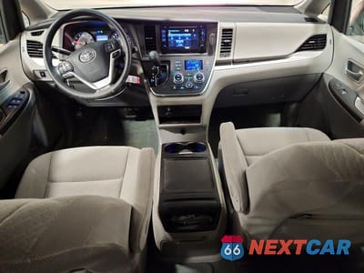 Zdjęcie 8 z 13 samochodu: 2017 TOYOTA SIENNA LE VIN:5TDKZ3DC1HS870840 - miniatura