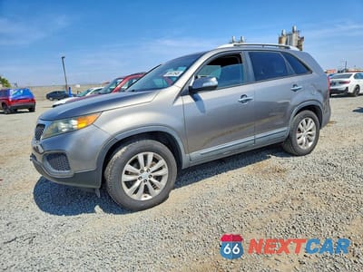 2011 KIA SORENTO LX 5XYKT4A22BG175662 - główne zdjęcie licytacji z USA - miniatura