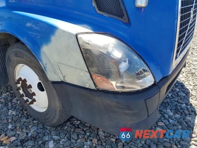 Zdjęcie 9 z 10 samochodu: 2011 VOLVO VNL SEMI TRUCK VIN:4V4NC9DFXBN535654 - miniatura