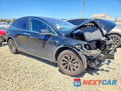 Czwarte zdjęcie samochodu z boku: 2018 TESLA MODEL X VIN:5YJXCBE23JF100107 - miniatura