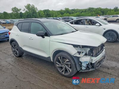 Czwarte zdjęcie samochodu z boku: 2019 VOLVO XC40 T5 R-DESIGN VIN:YV4162UM4K2070102 - miniatura